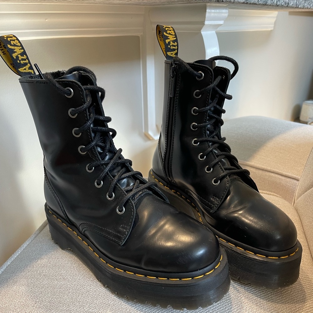 BLACK DR. MARTENS JADON SMOOTH LEATHER PLATFORM BOOTS, SIZE 7 US M // SIZE 39 EU